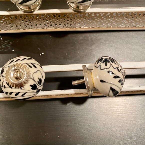 Many sets of 6 new Black and white knobs/pulls - Picture 4 of 7